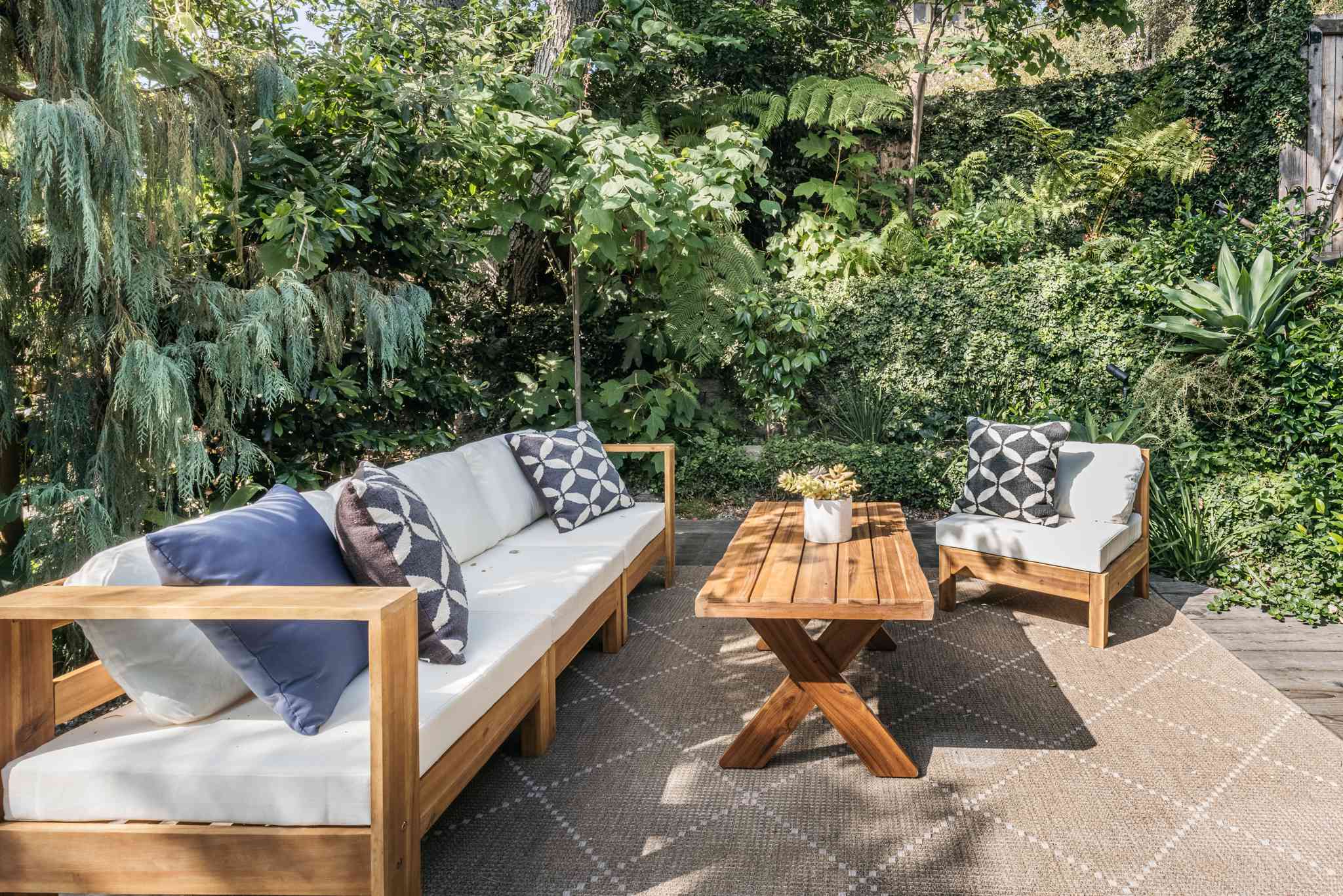 Cabin Outdoor Furniture DIY Projects imgae