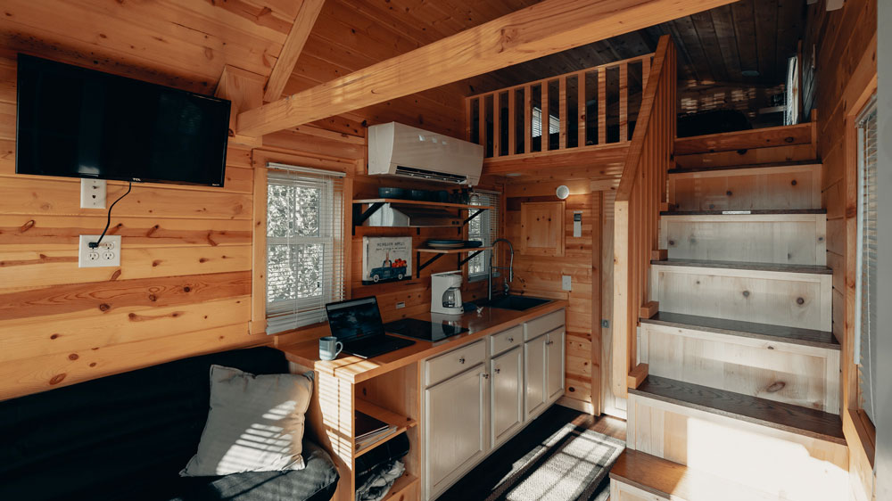 Space-Saving Hacks: Maximizing Storage in a Small Cabin imgae