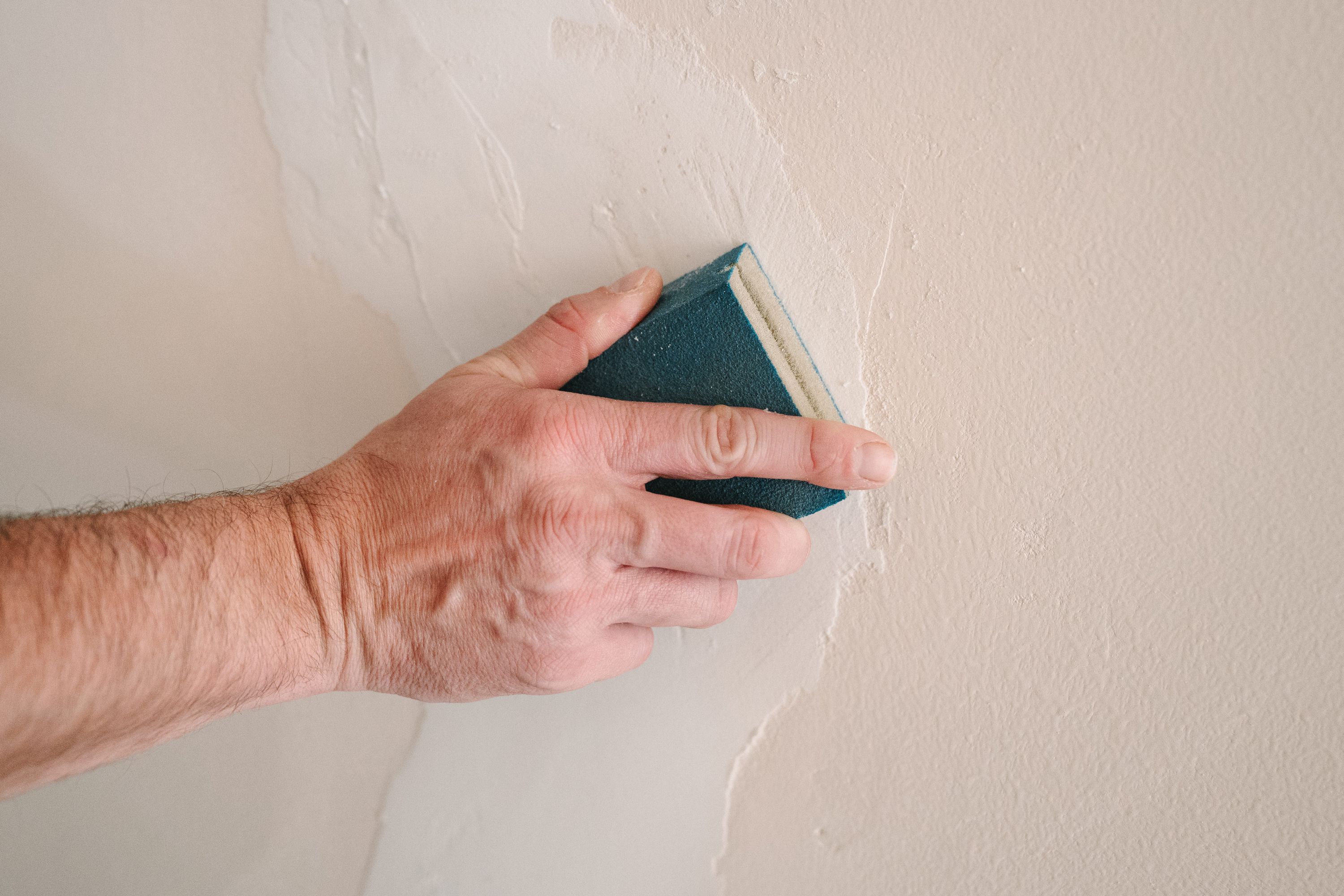 Easy Ways to Repair Wall Cracks in Your Cabin imgae