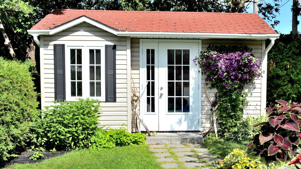 Practical and Attractive Plants to Grow Around Your Wooden Cabin imgae
